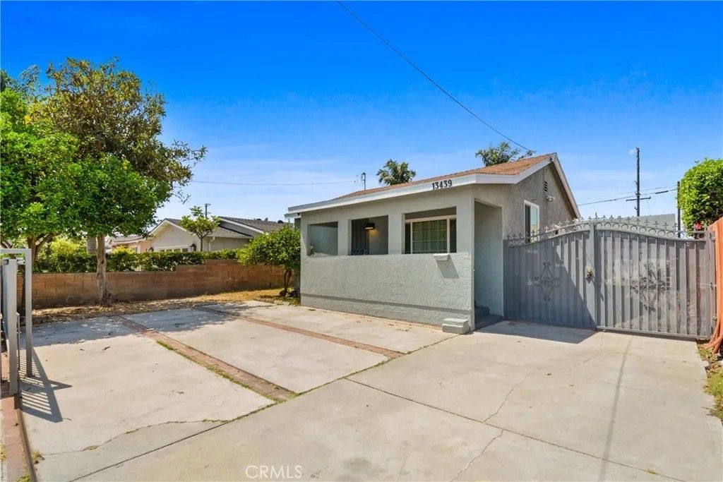 Photo of 13439 Roselle Avenue, Hawthorne, CA 90250 (MLS # SB25278882)