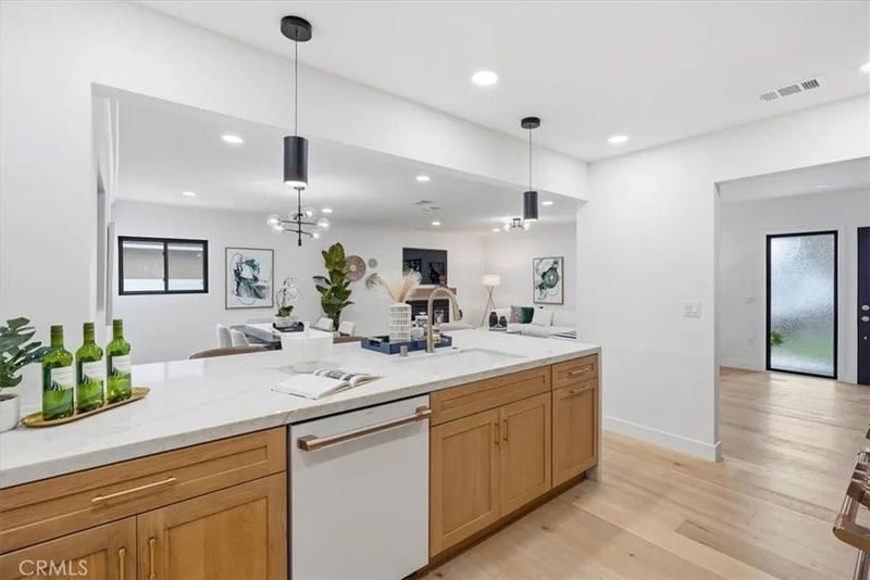 1814 N Studebaker