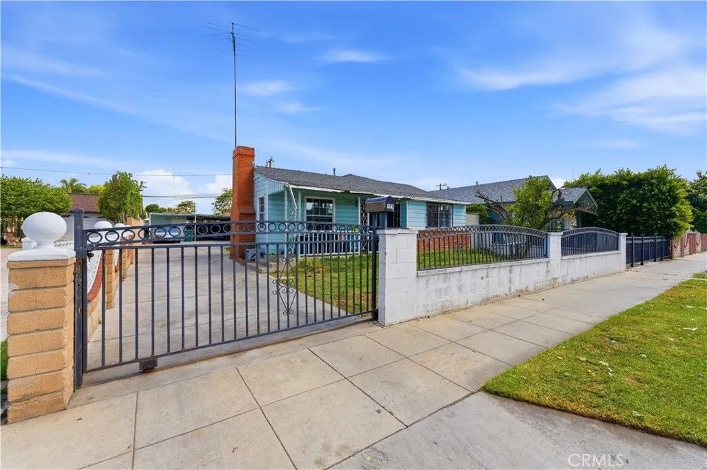 Photo of 121 E 68th Way, Long Beach, CA 90805 (MLS # DW26092355)