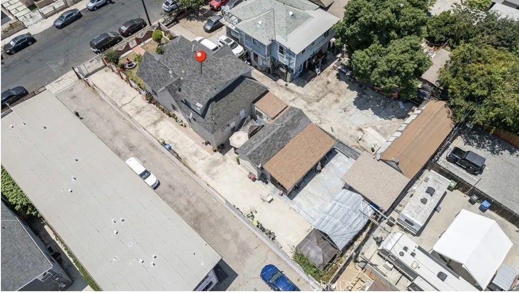 221 E 25th