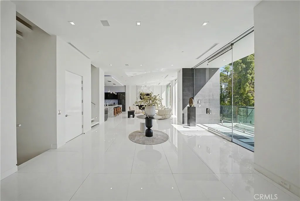 9459 Beverly Crest