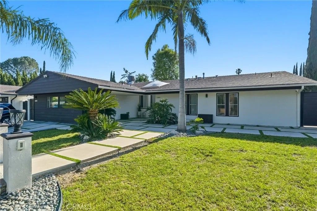 Photo of 12835 Titian Avenue, Granada Hills, CA 91344 (MLS # SR26082636)