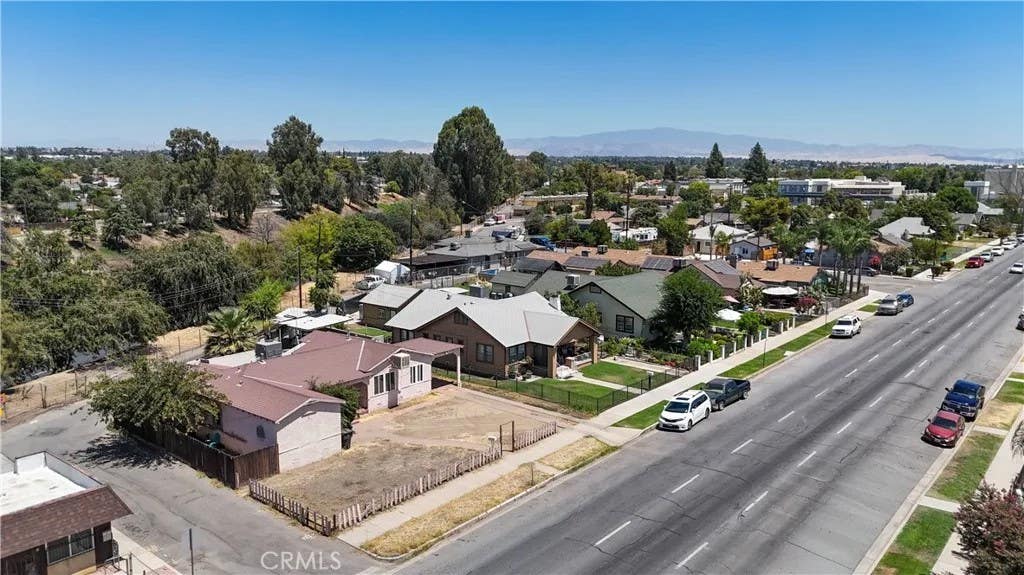 Photo of 410 Niles, Bakersfield, CA 93305 (MLS # CV26168477)