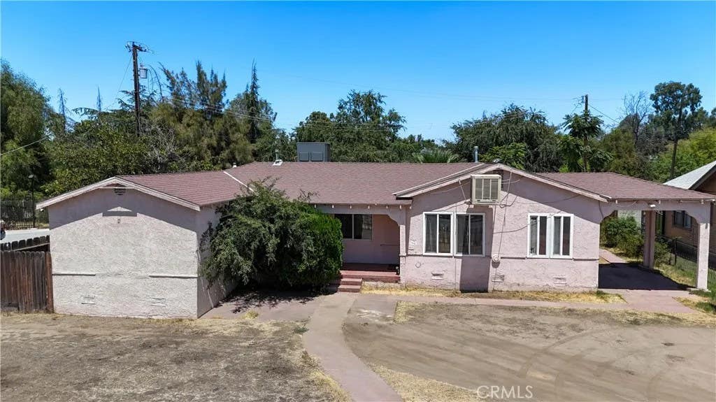 Photo of 410 Niles, Bakersfield, CA 93305 (MLS # CV26168477)
