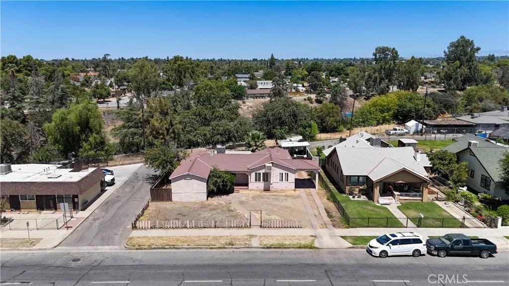 Photo of 410 Niles, Bakersfield, CA 93305 (MLS # CV26168477)