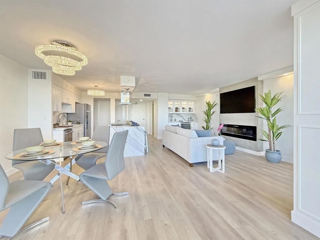 1820 Avenida Del Mundo 208