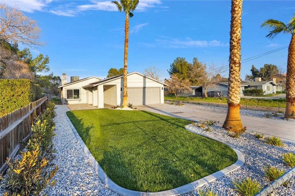 Photo of 12525 Ninth Ave, Victorville, CA 92395 (MLS # HD26017938)