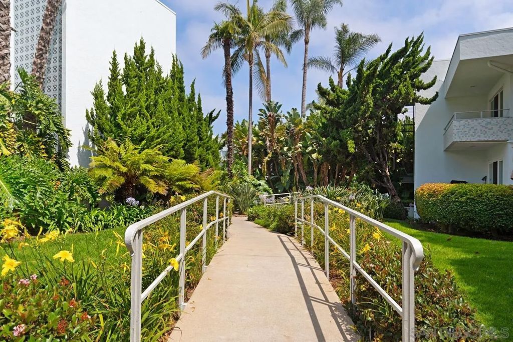 Photo of 2352 Torrey Pines Rd #5, La Jolla, CA 92037 (MLS # 250043396)