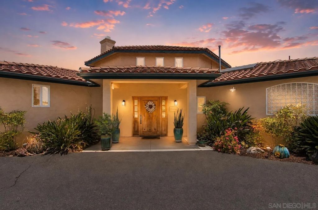 Photo of 1550 Knoll Park Lane, Fallbrook, CA 92028 (MLS # 260014551)