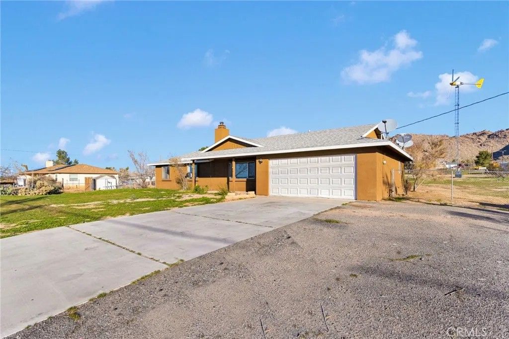 Photo of 24726 Cahuilla Rd, Apple Valley, CA 92307 (MLS # IV26012189)