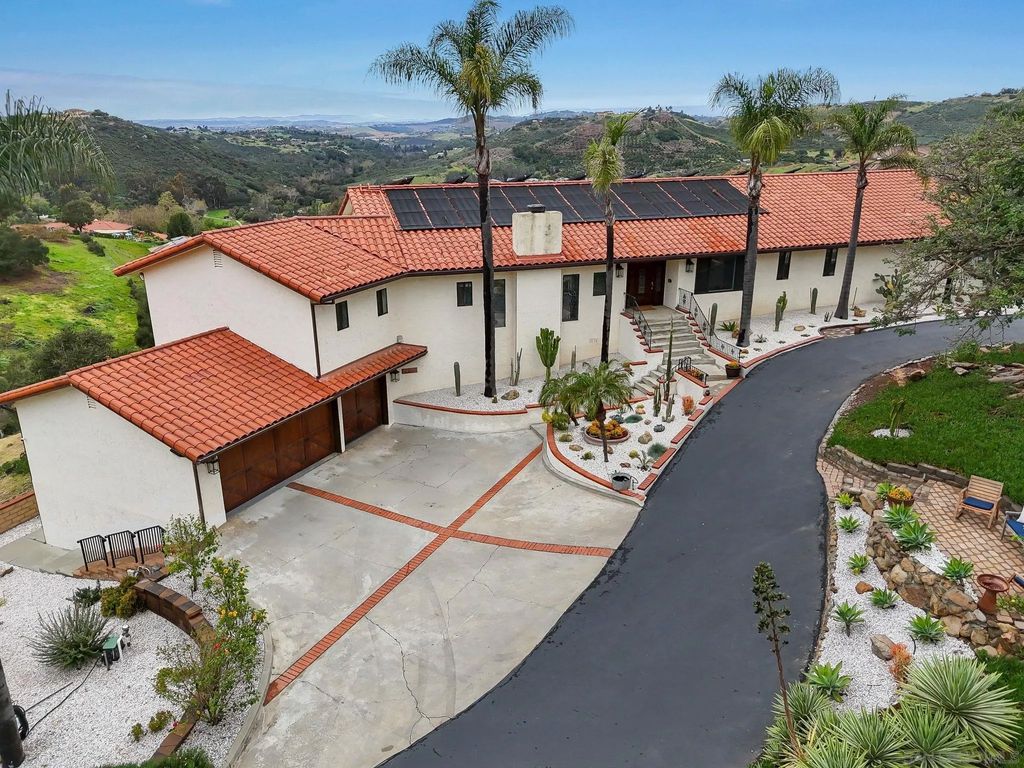 Photo of 29509 Hoxie Ranch Rd, Vista, CA 92084 (MLS # 260008365)