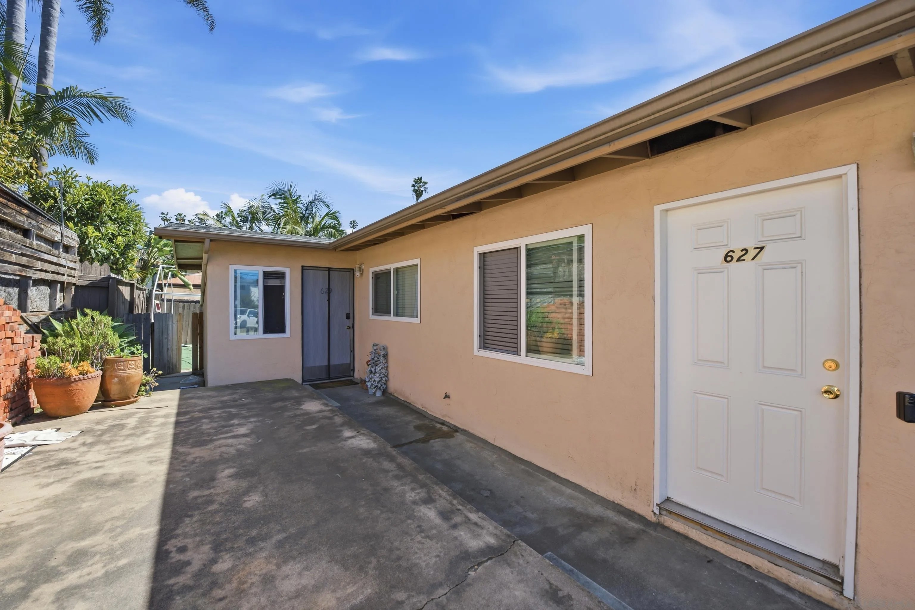 627-629 N Citrus Ave.