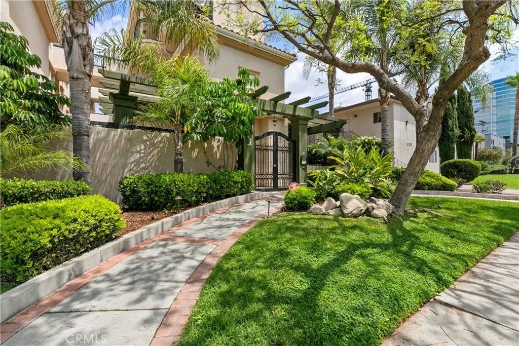 Photo of 333 Milford St #105, Glendale, CA 91203 (MLS # GD26031995)