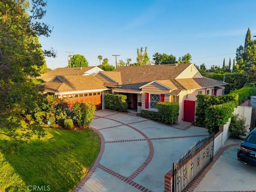 Photo of 12312 Erwin St, North Hollywood, CA 91606 (MLS # SR26076781)