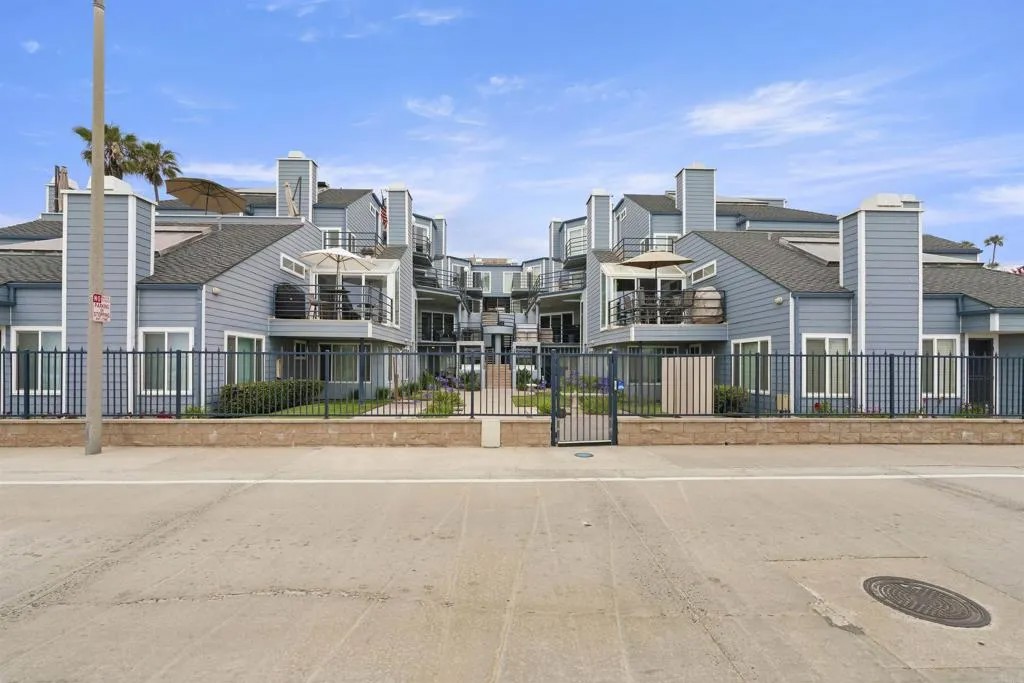 804 N The Strand 11