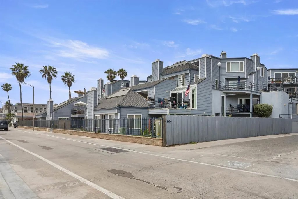 804 N The Strand 11