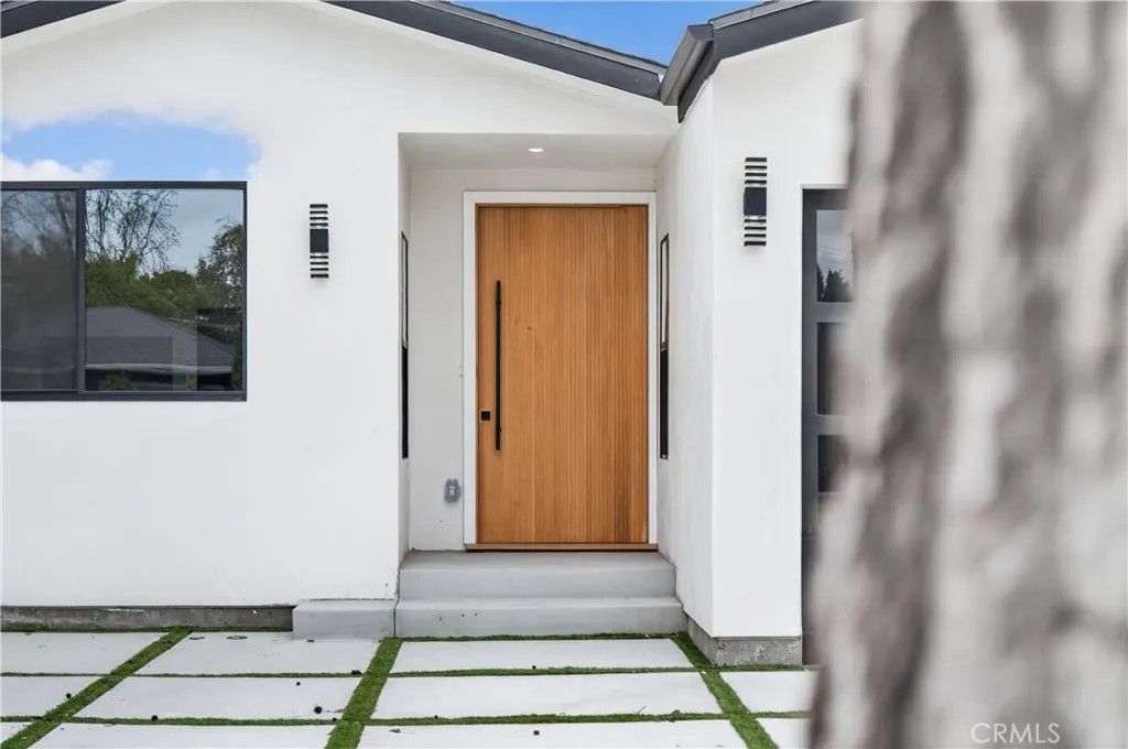 Photo of 14254 Mccormick St, Sherman Oaks, CA 91401 (MLS # SR26036921)