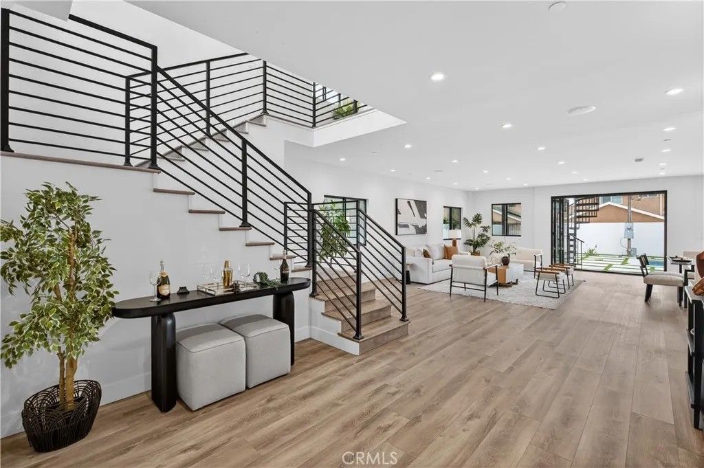 Photo of 14254 Mccormick St, Sherman Oaks, CA 91401 (MLS # SR26036921)