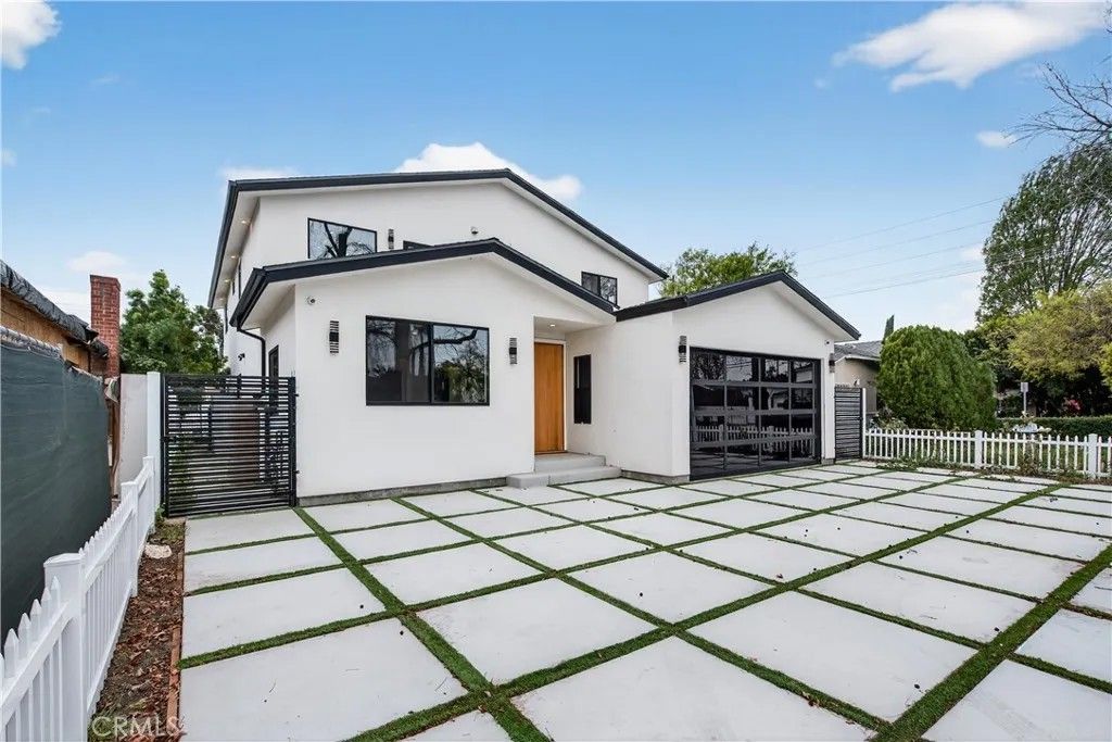 Photo of 14254 Mccormick St, Sherman Oaks, CA 91401 (MLS # SR26036921)