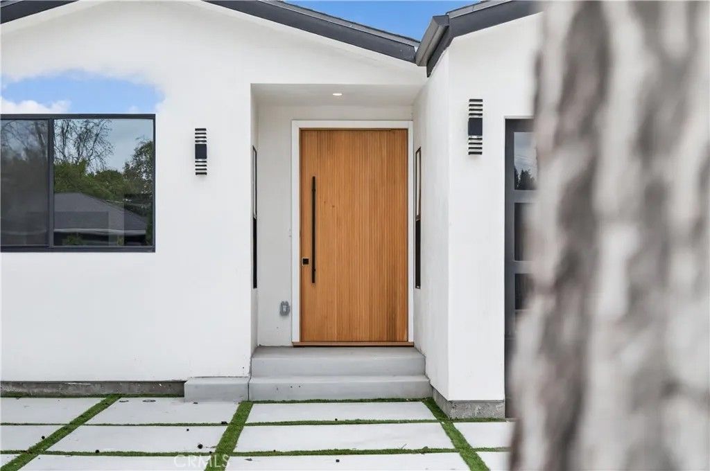 Photo of 14254 Mccormick St, Sherman Oaks, CA 91401 (MLS # SR26036921)
