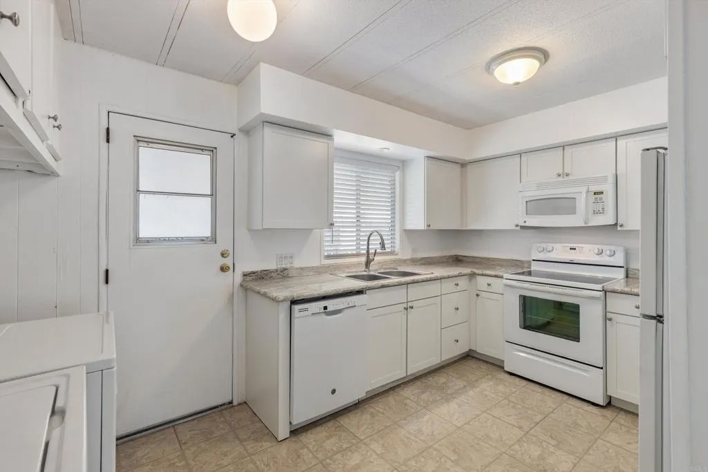 3535 Linda Vista 144