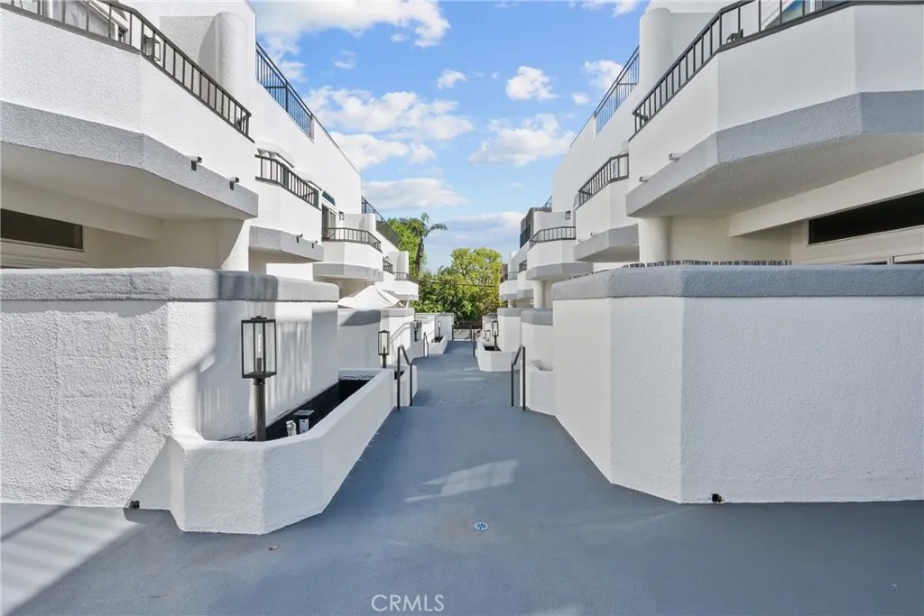 5010 Cahuenga Boulevard 107