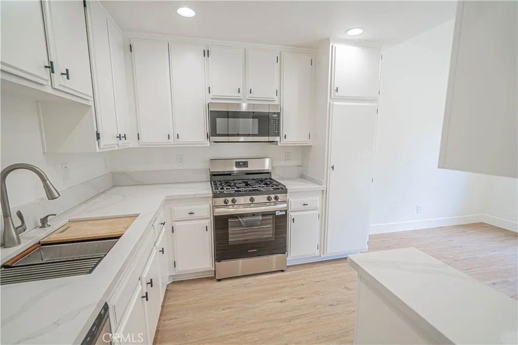 Photo of 25712 Lupita Dr, Valencia, CA 91355 (MLS # SR26059469)