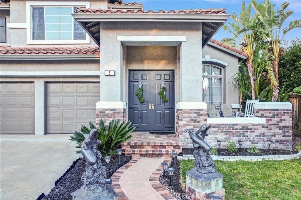 Photo of 5 Via Anta, Rancho Santa Margarita, CA 92688 (MLS # OC26027089)