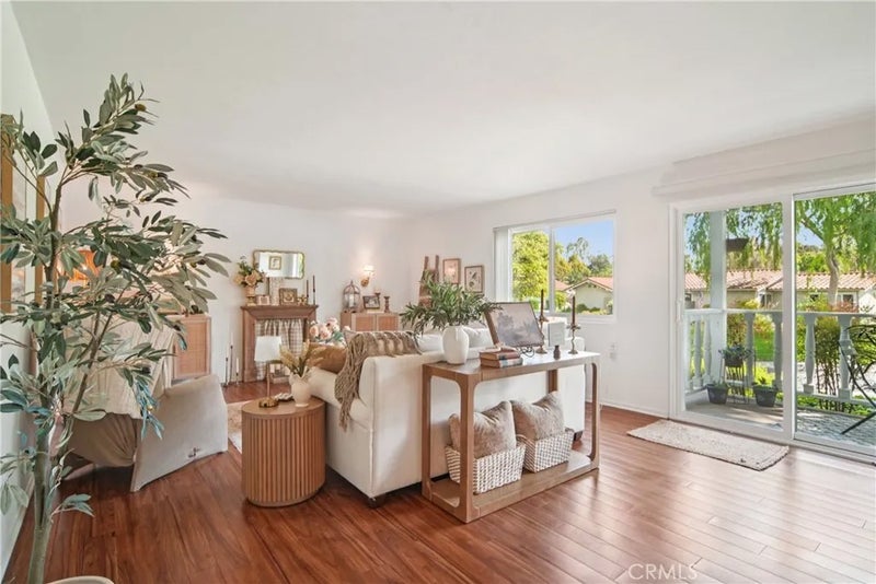 2402 Via Mariposa West 1E