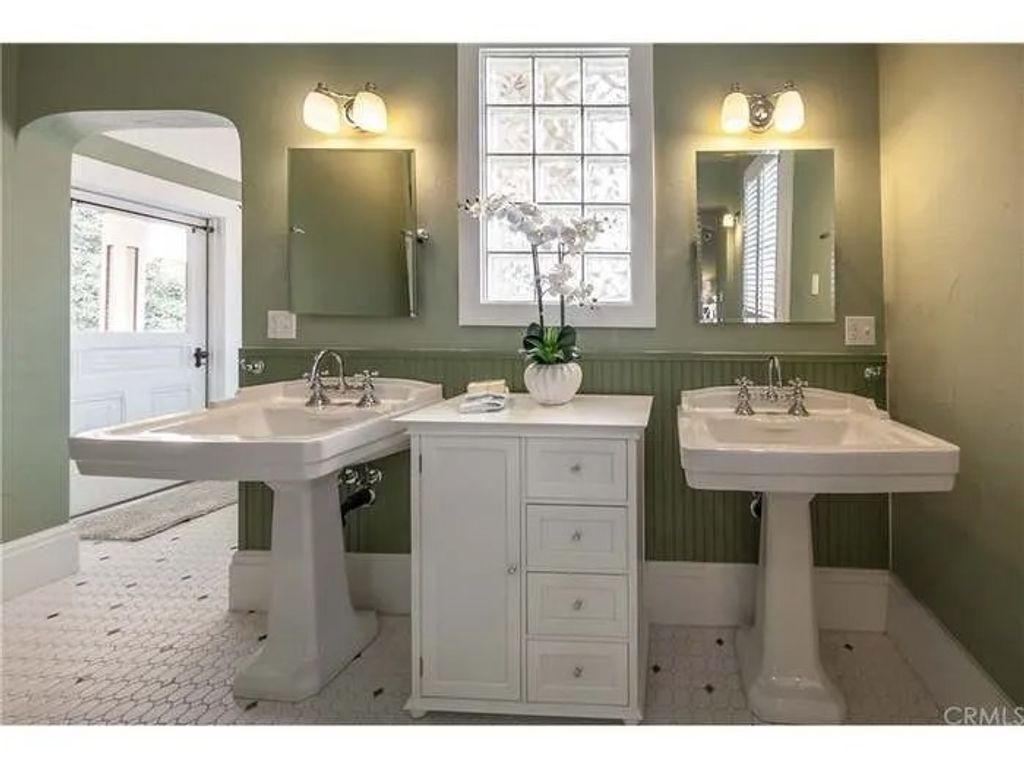 Photo of 511 Cajon St, Redlands, CA 92373 (MLS # WS26069529)