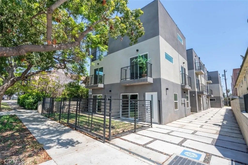 Photo of 1032 N Oxford Ave, Los Angeles, CA 90029 (MLS # SR26053416)