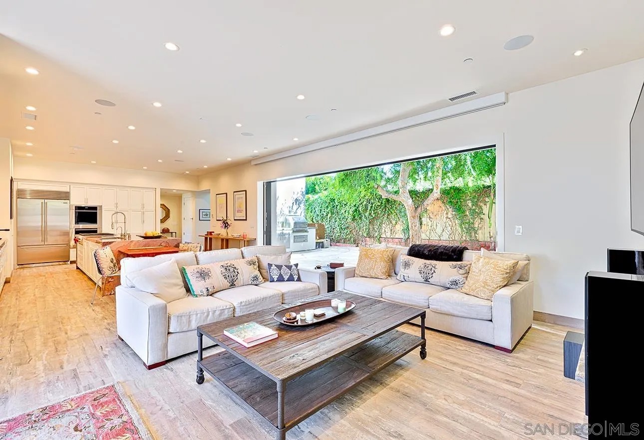 8477 El Paseo Grande