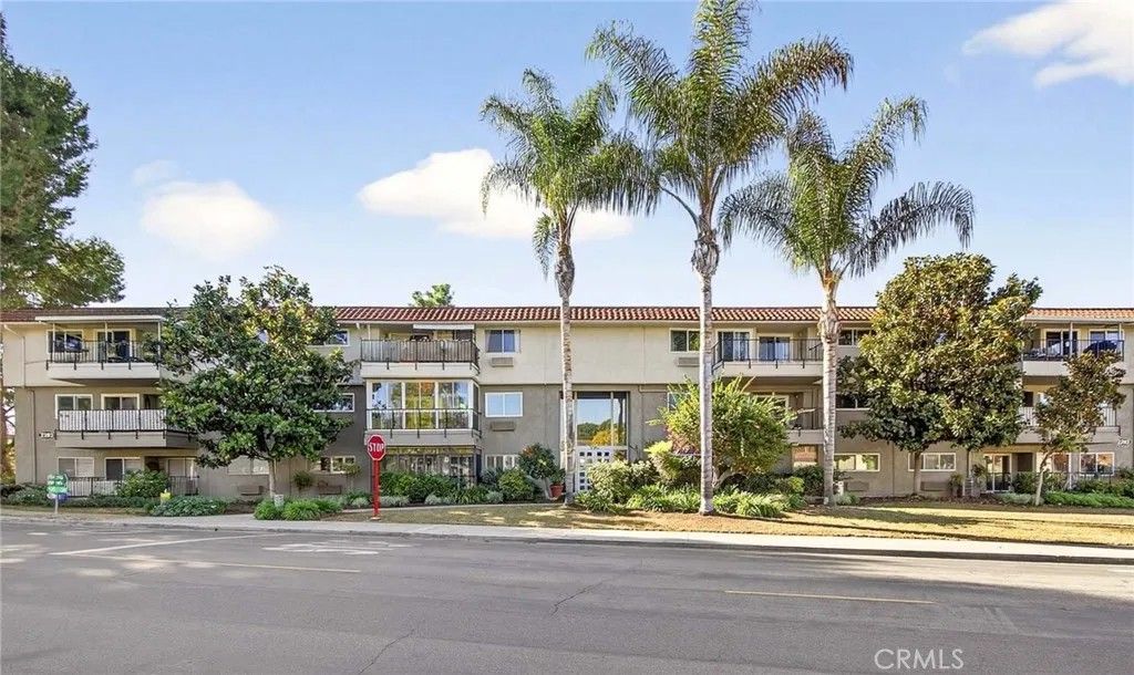 Photo of 2393 Via Mariposa #2B, Laguna Woods, CA 92637 (MLS # PW25276385)