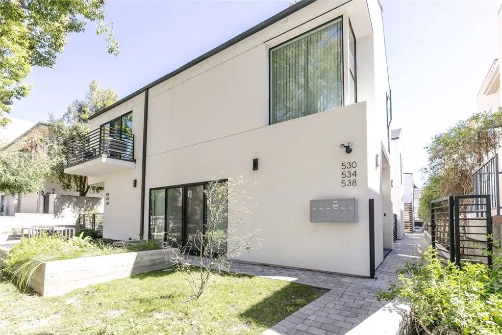 Photo of 534 E San Jose Avenue, Burbank, CA 91501 (MLS # GD26058955)