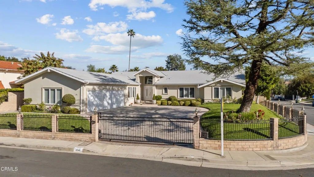 Photo of 4240 Reyes Drive, Tarzana, CA 91356 (MLS # V1-33811)