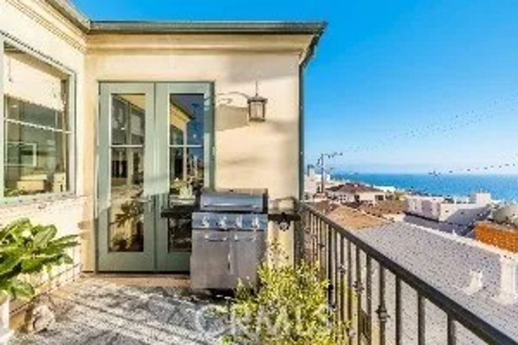 Photo of 320 33rd, Manhattan Beach, CA 90266 (MLS # SB26038132)