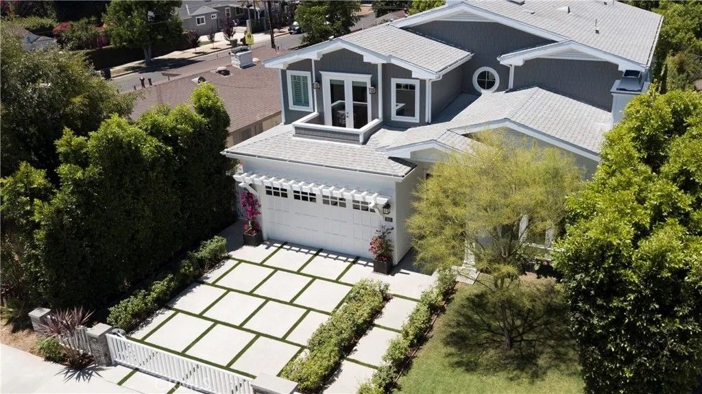 Photo of 5111 Greenbush Avenue, Sherman Oaks, CA 91423 (MLS # SR26053940)