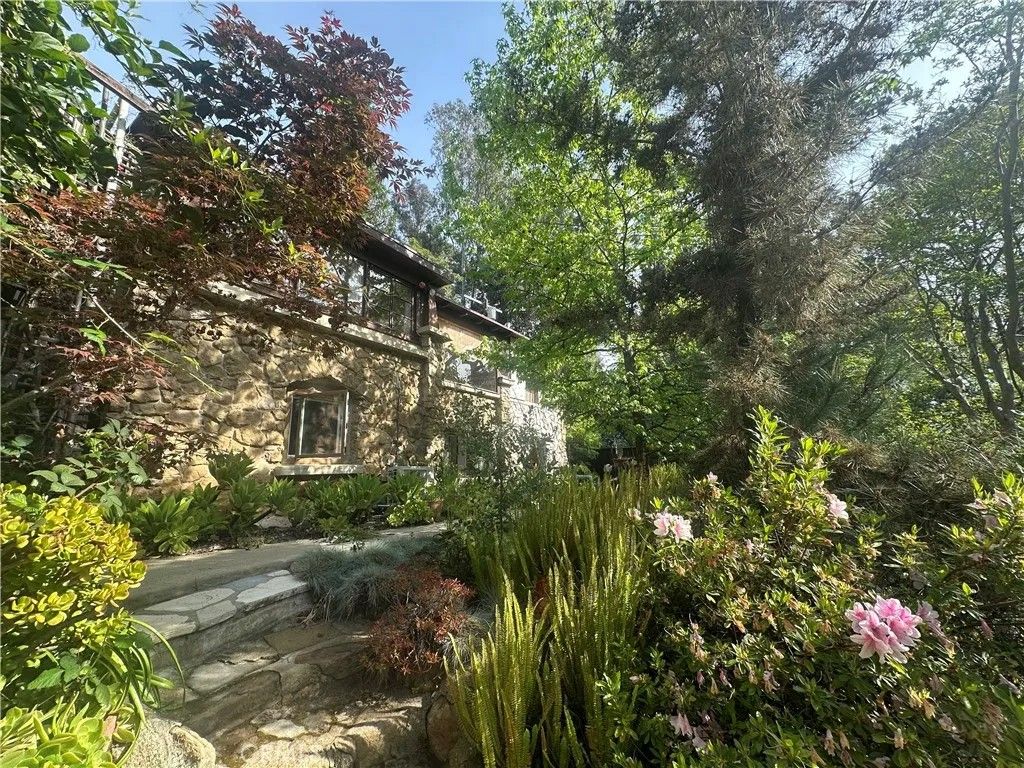 Photo of 8601 Wonderland Avenue #1, Los Angeles, CA 90046 (MLS # GD26072165)