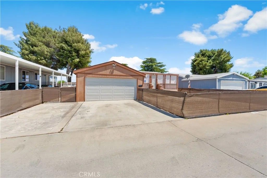 Photo of 45465 25th St, Lancaster, CA 93535 (MLS # SR26082818)