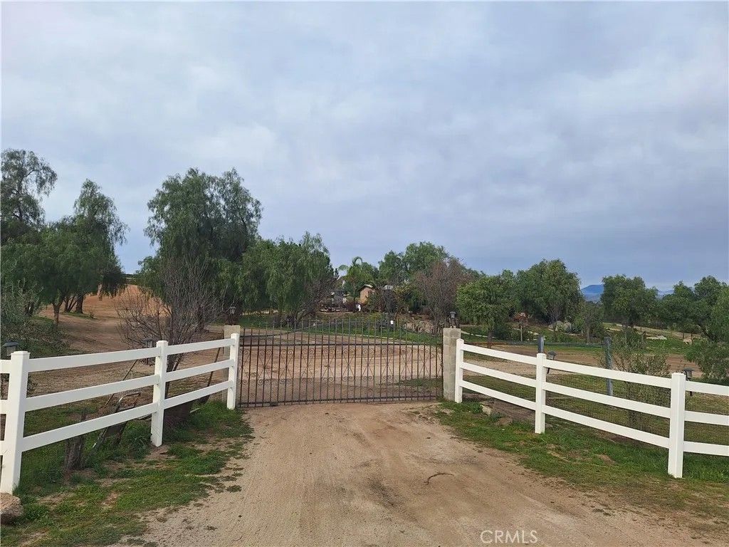Photo of 40752 El Pequito Rd, Hemet, CA 92544 (MLS # SW26016443)