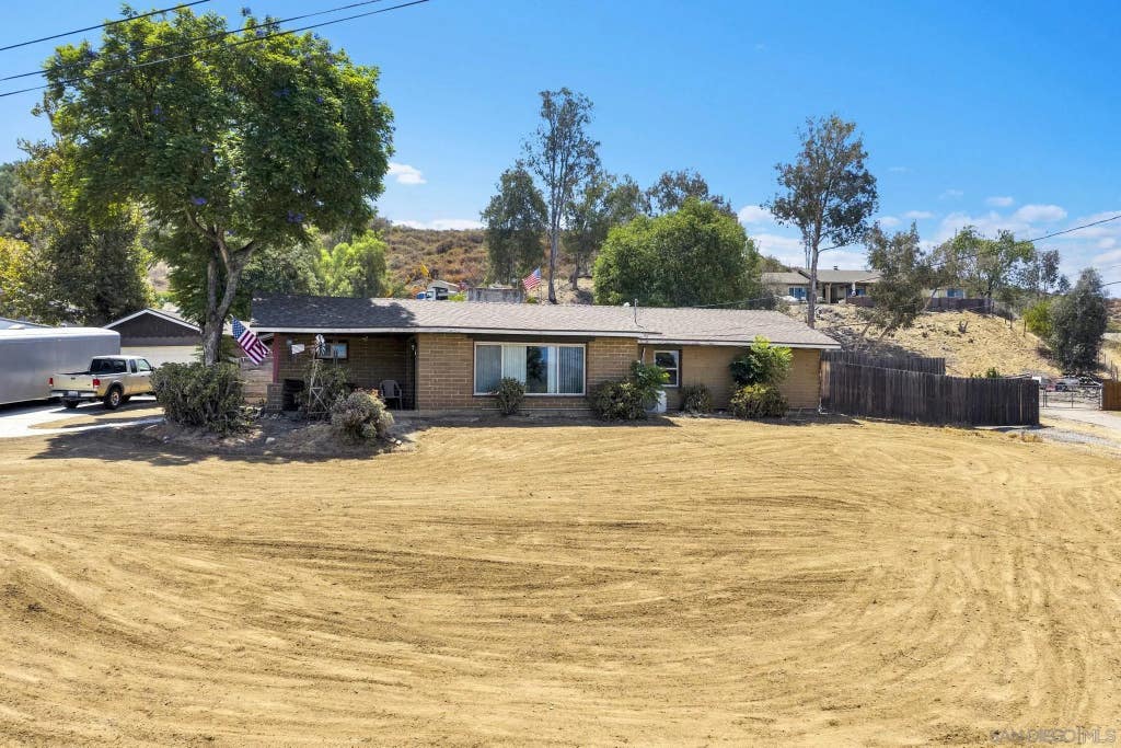 Photo of 13525 Sunny LN, Lakeside, CA 92040 (MLS # 260018350)