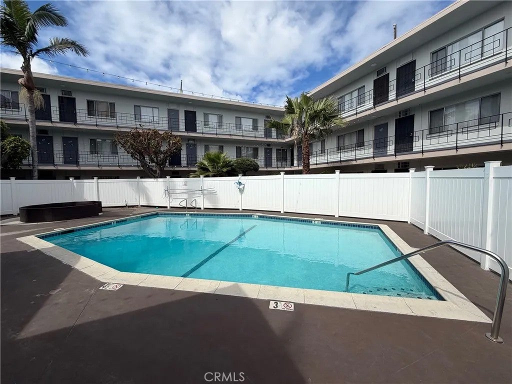 835 W Rosecrans Avenue