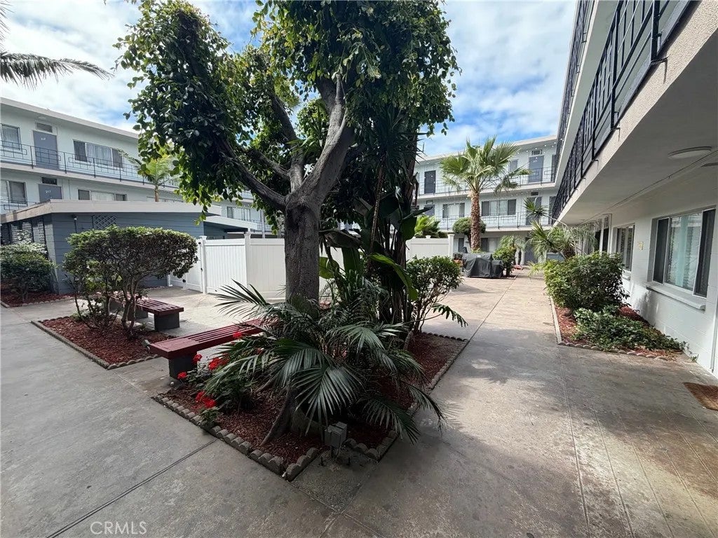835 W Rosecrans Avenue