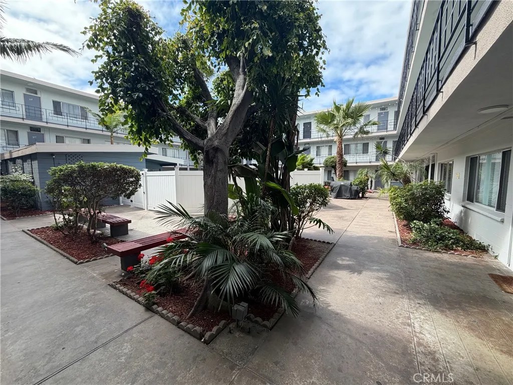 835 W Rosecrans Avenue