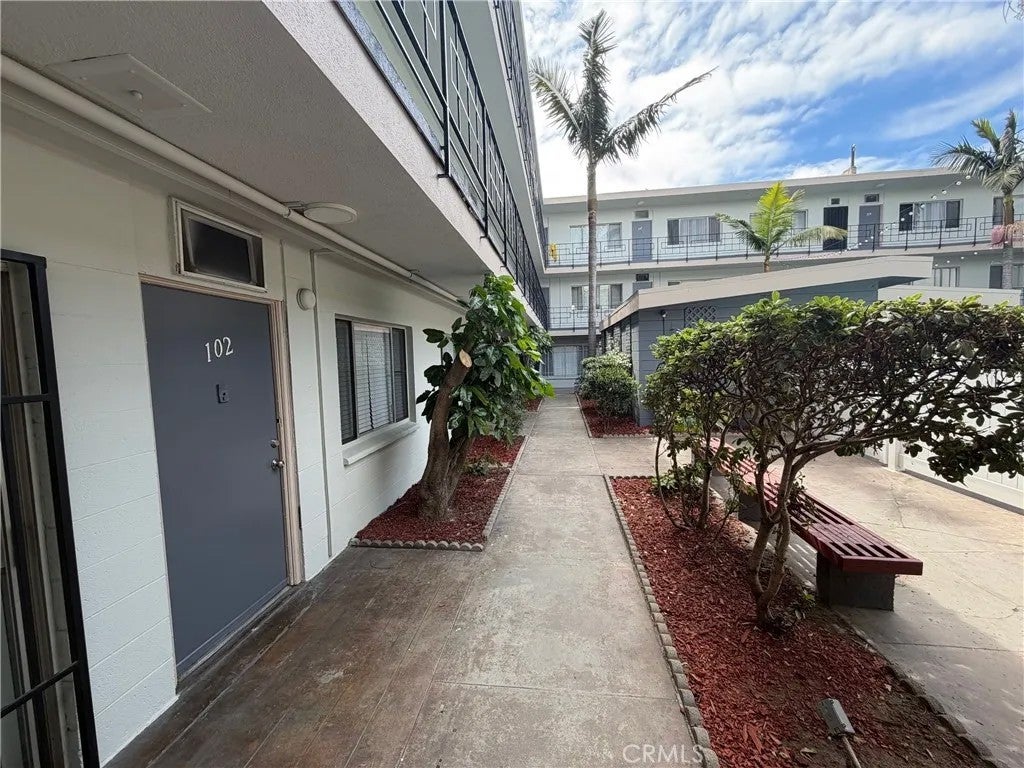 835 W Rosecrans Avenue