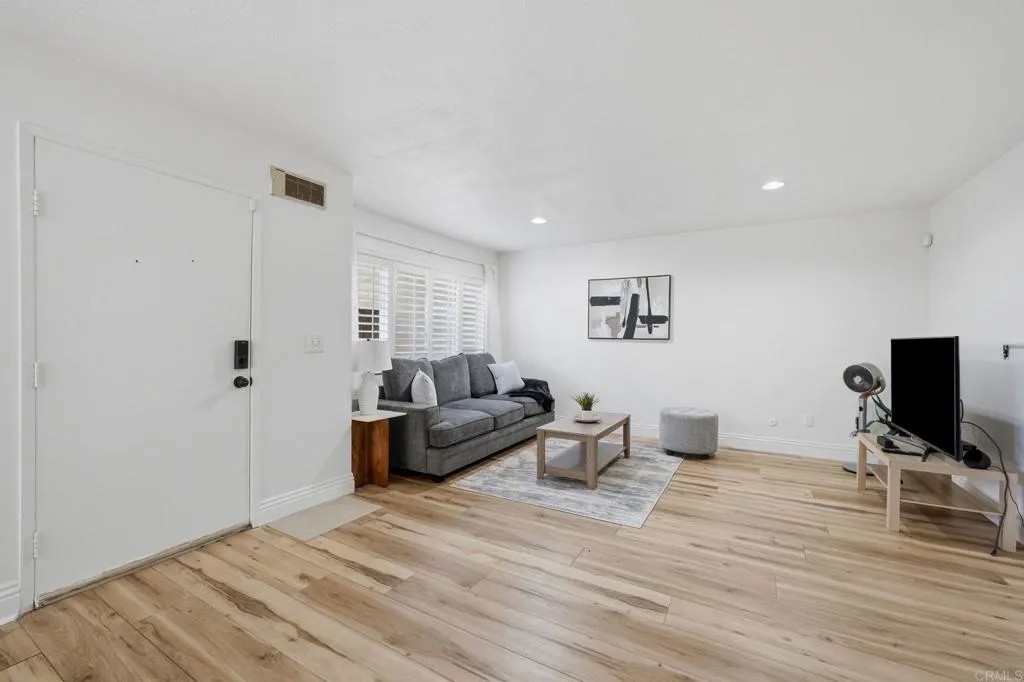 1450 Melrose Avenue 27