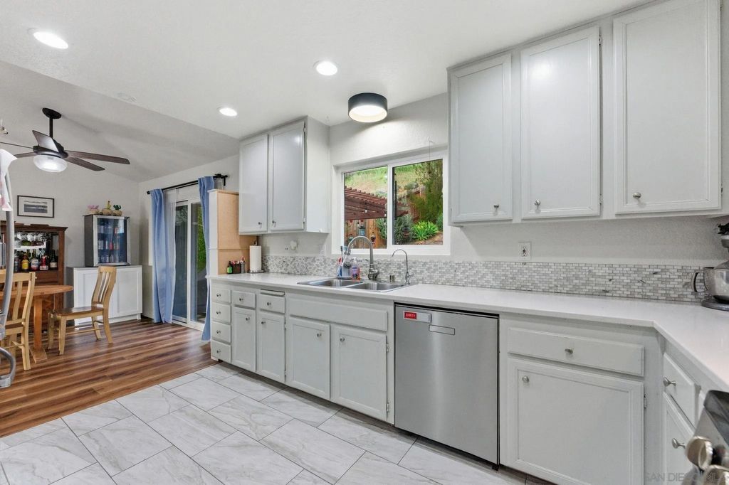 Photo of 1620 Madrone Gln, Escondido, CA 92027 (MLS # 260003022)