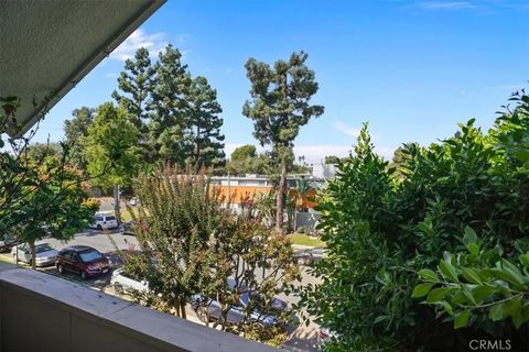 Tiny photo for 4426 W Kling Street, Burbank, CA 91505 (MLS # BB25239194)