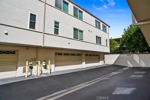 Tiny photo for 4426 W Kling Street, Burbank, CA 91505 (MLS # BB25239194)