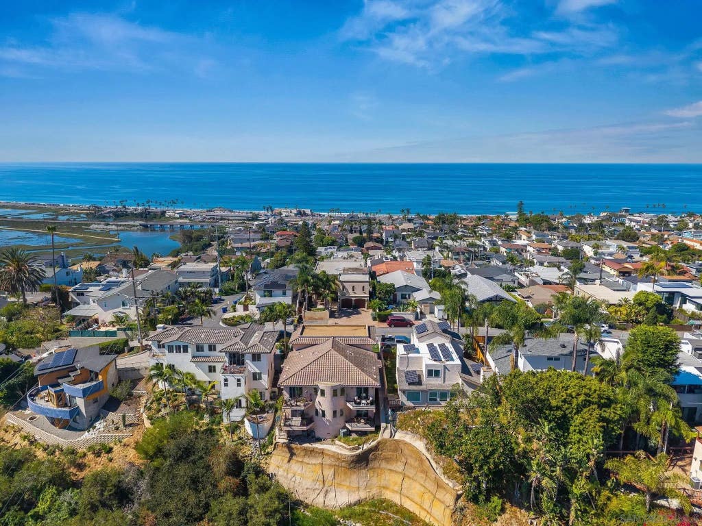 Photo of 2483 Oxford Ave, Cardiff By The Sea, CA 92007 (MLS # 260017208)